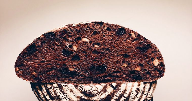 Čokoládový chlieb s kváskom lievito madre, orieškami a brusnicami